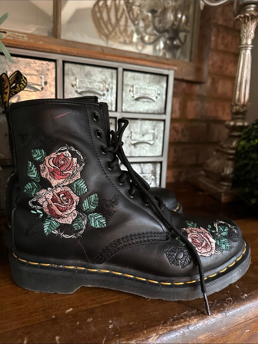 DR. MARTENS BLACK EMBROIDERED 1460 VONDA FLORAL LEATHER LACE UP BOOTS 8